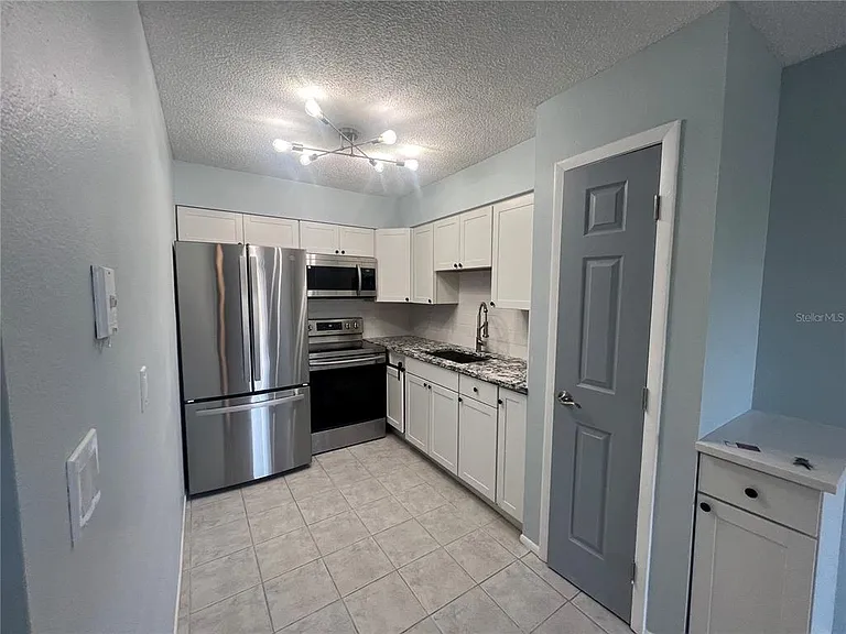 810 Kings Ct #D — Photo 4