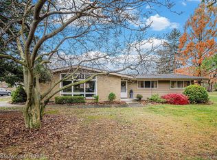 386 Belhaven Dr, Troy, MI 48085