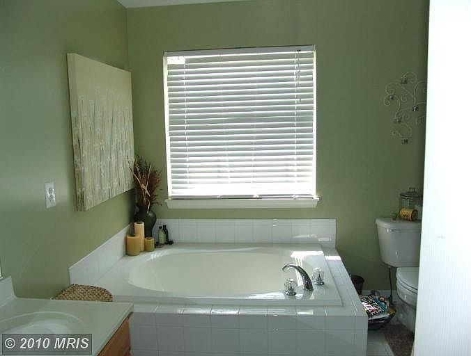 2nd image of 392 Hawthorne Ct