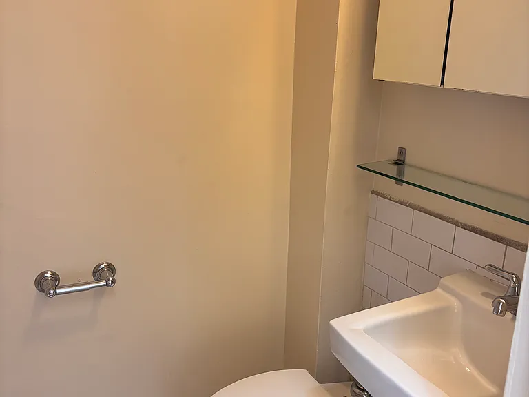 556 10th St #3 — Photo 8