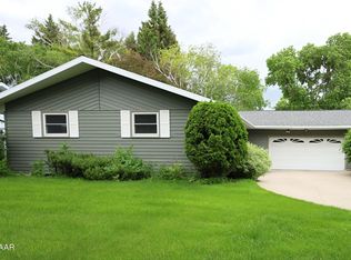 1907 Drees Dr, Grand Forks, ND 58201