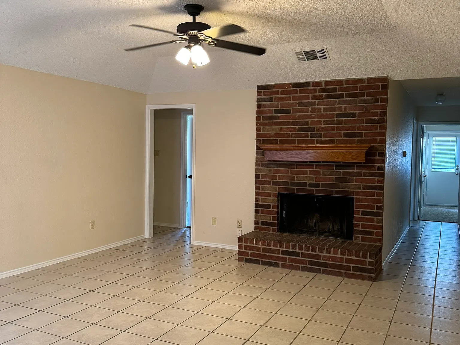 3 bed, 1074 sqft, $1,600 — Photo 3