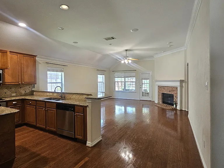 8562 Robertson Dr — Photo 18