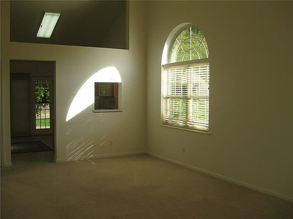 4th image of 215 Saddlebrook Dr #215