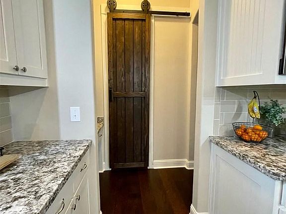 5th image of 1915 Summerville Ln