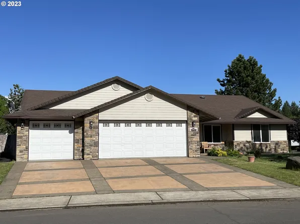 87661 Trek Dr, Veneta, OR 97487