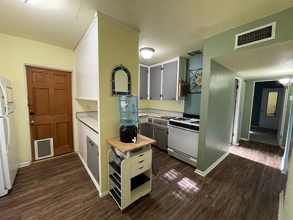 Perfect for UofA Students! **Move In Special 1/2 Off First Months Rent