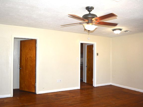 3rd image of 702 S Circle Dr