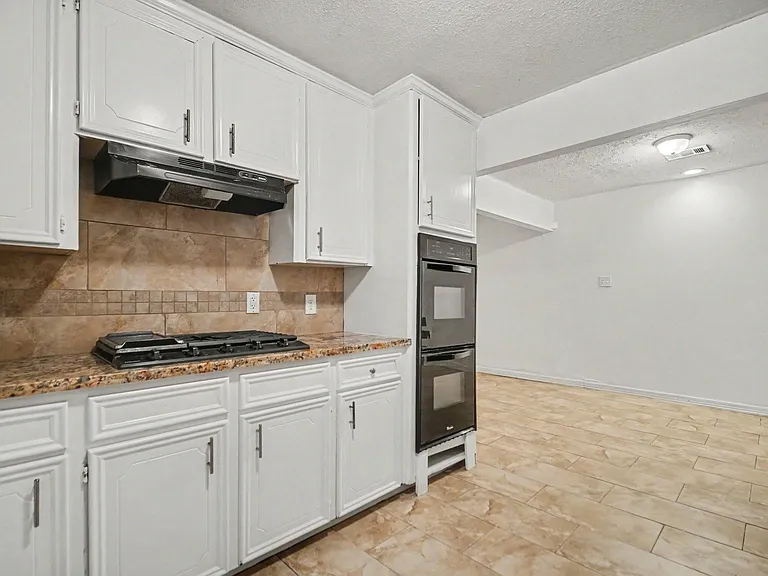 2121 Hickory Ln — Photo 3