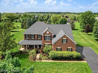 1560 Boulder Lake Dr, Milford, MI 48380
