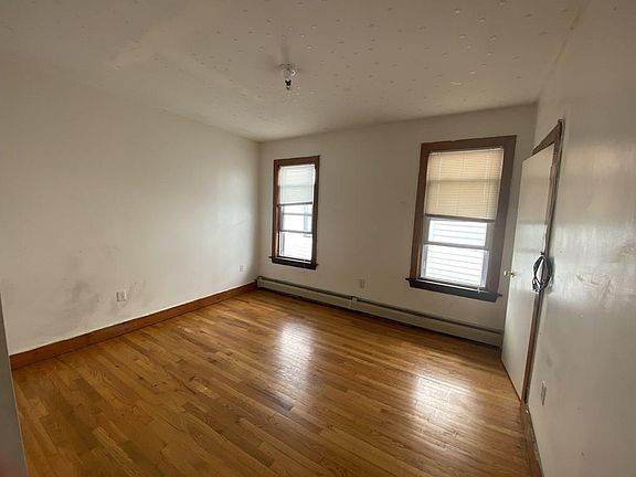 3rd image of 15 Duncan St