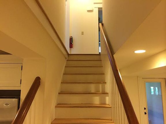 4th image of 343 College St Unit 1
