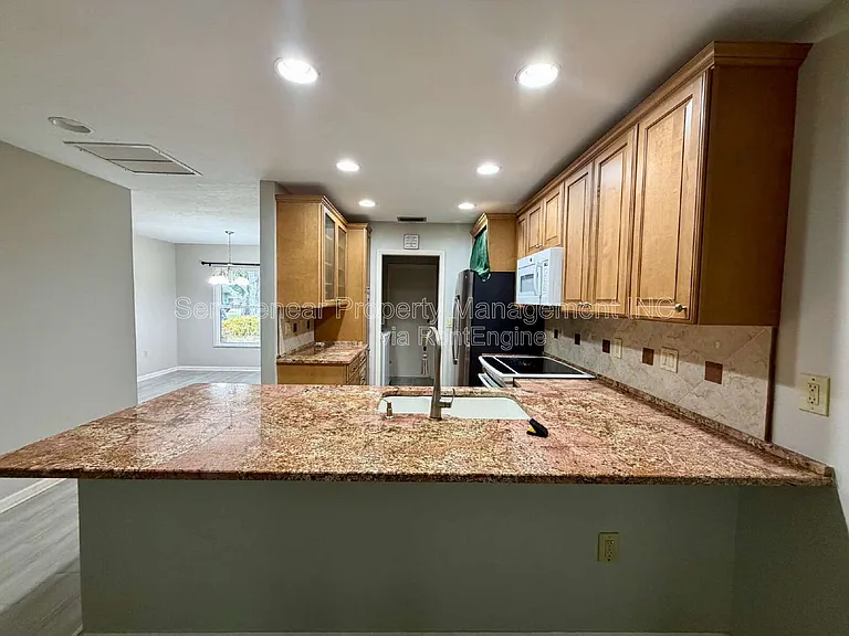 423 Whispering Oaks Ct — Photo 22