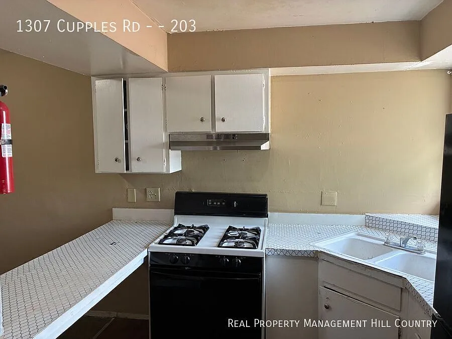 Garden Style 2 Bed / 1 Bath Apartment - Appliances Included - Off General McMullen — Photo 2