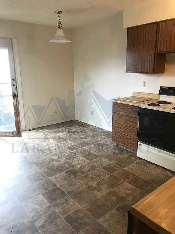 3 bed, 1.5 bath, 1072 sqft, $1,649 — Photo 3