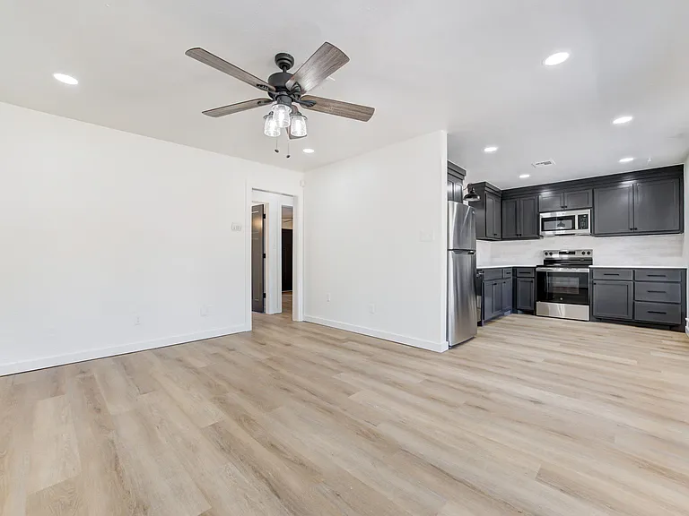 2212 Donna Dr — Photo 36