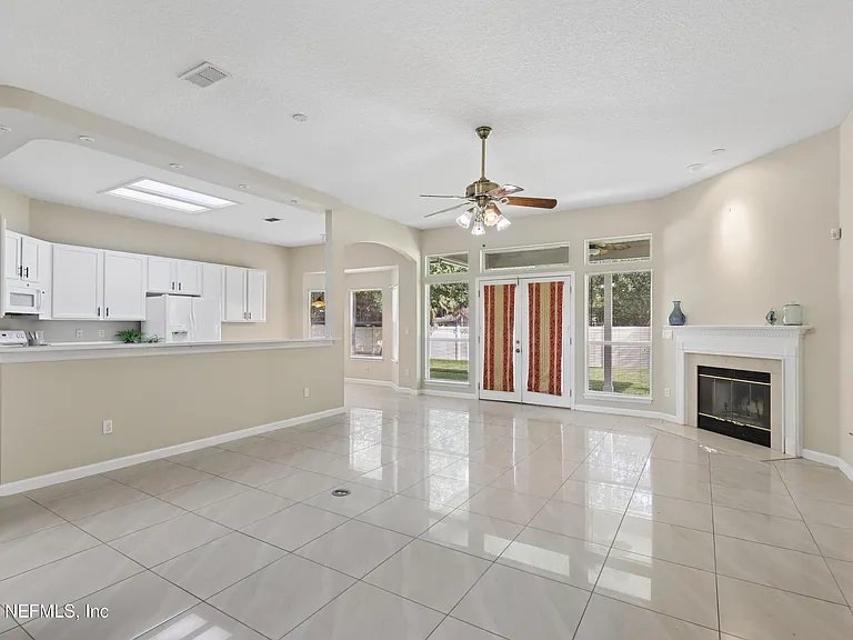 2070 Thornhill Dr — Photo 4