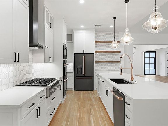 3rd image of 2317 Brenda Ln
