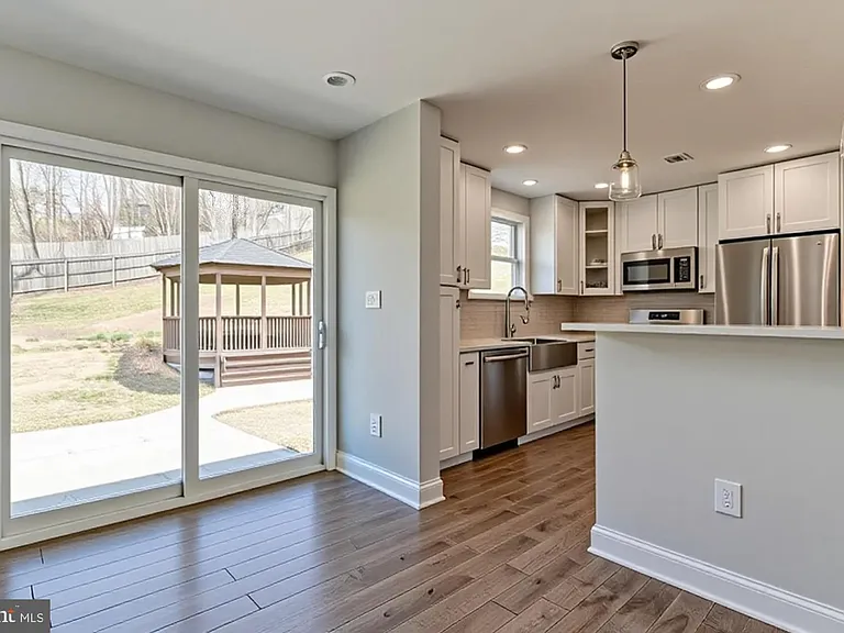 415 Ritchie Pkwy — Photo 8