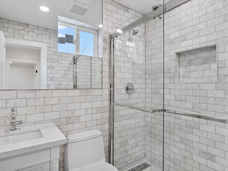 Ocean Beach Living | Modern 2Bd/2Ba | Laundry in-unit — Photo 5