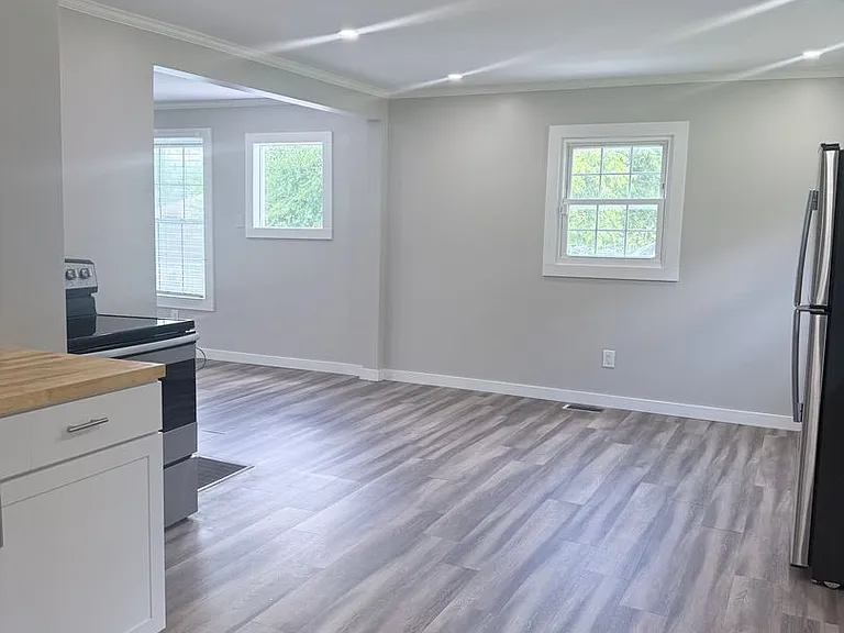 313 Elm St — Photo 6