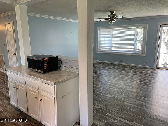 5th image of 1302 E Walnut Grove Dr