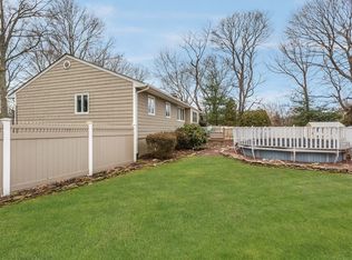 2 Raphael St, Huntington Station, NY 11746