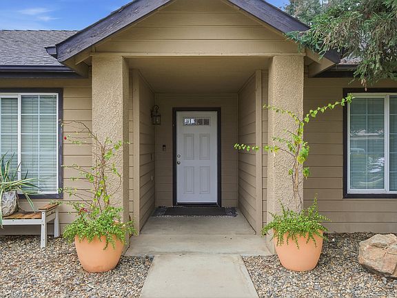 3rd image of 915 S Laguna Street