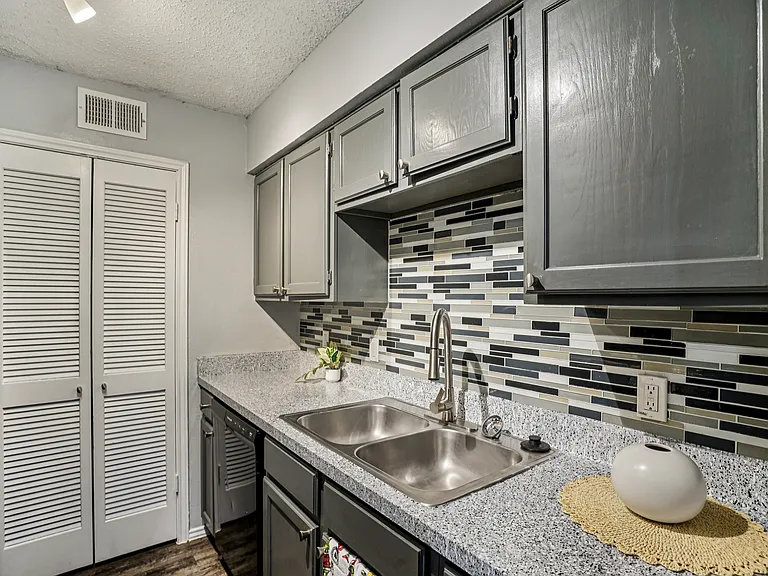 Evergreen Condominiums — Photo 28