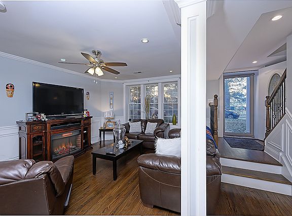 3rd image of 1315 Harvey Ave
