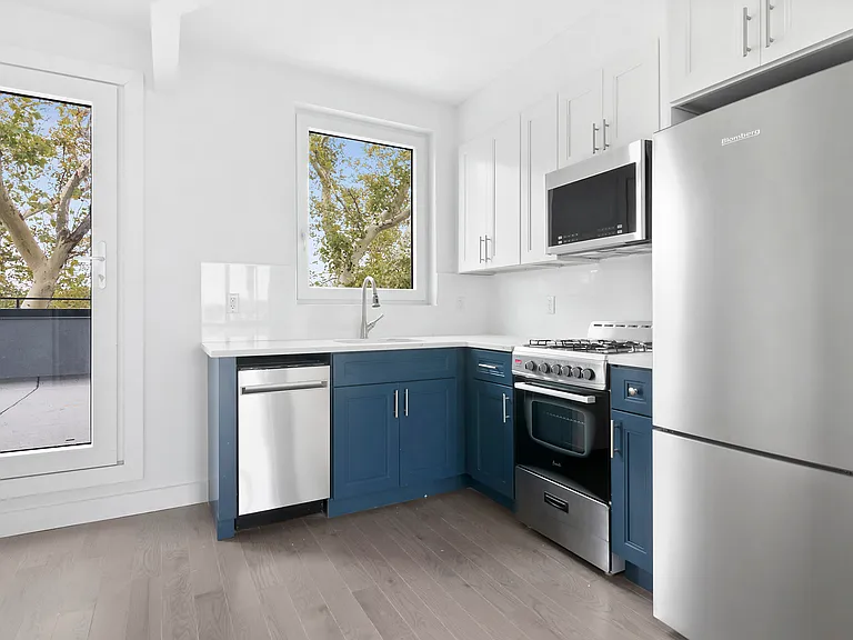 576 Lenox Rd #1R — Photo 2