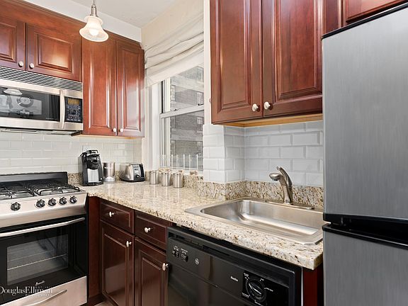 3rd image of 333 E 43rd St APT 904