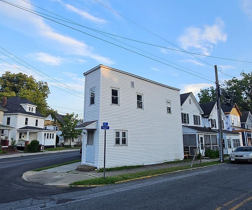 2nd image of 401 Pine St