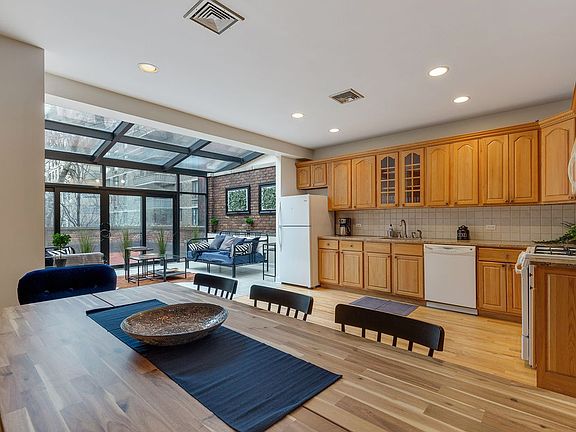 4th image of 932 2nd Ave #1A