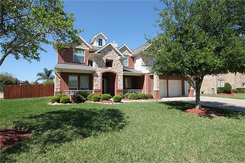 Gorgeous 2007 Pearland Parkway home with nearly 3500 square feet of living space sits on a private c