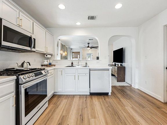 4th image of 3405 Barksdale Dr