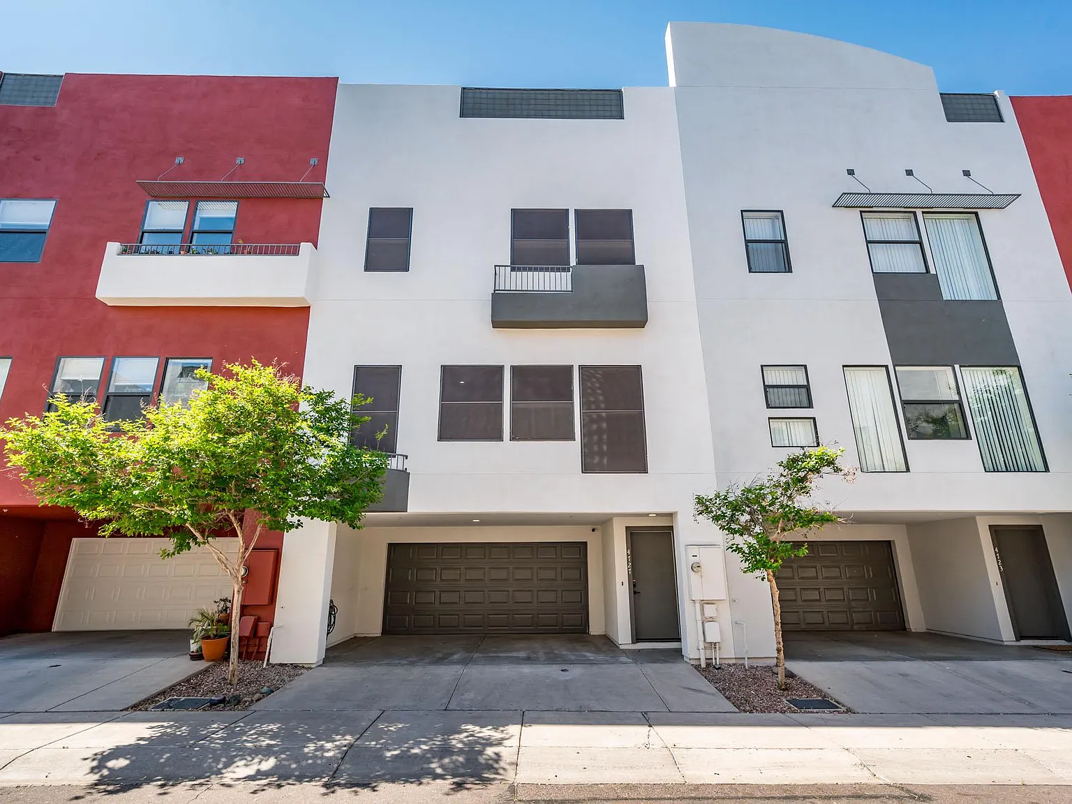 3 bed, 2.5 bath, 1695 sqft, $3,200 — Photo 3
