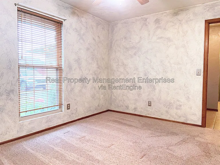 204 W 10th St — Photo 31