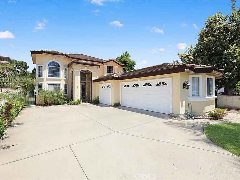 5558 N Charlotte Ave — Photo 2
