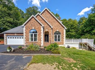 3 Flagg Dr, Leicester, MA 01524