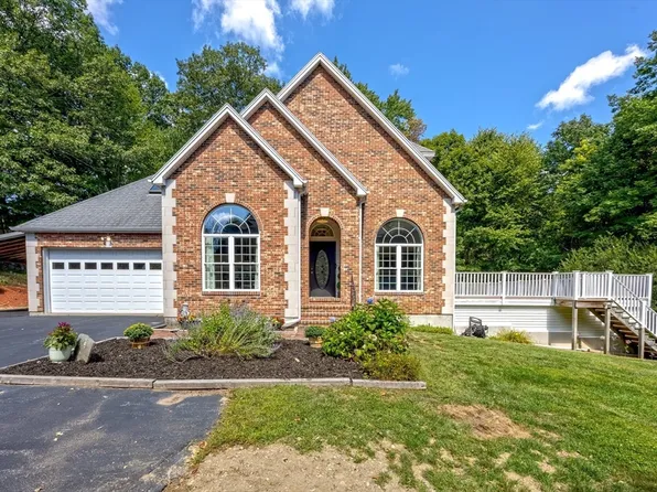 3 Flagg Dr, Leicester, MA 01524