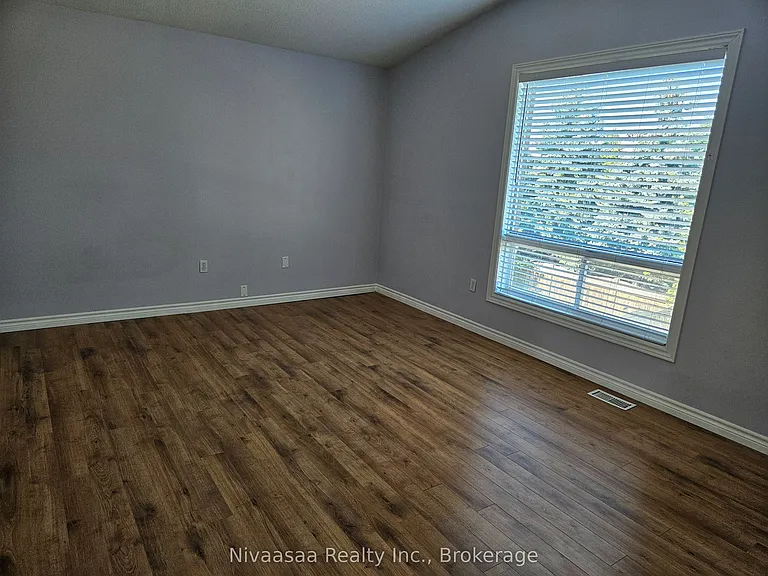 926 Ledbury Cres — Photo 15
