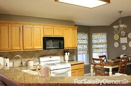 Kitchen w/granite countertops