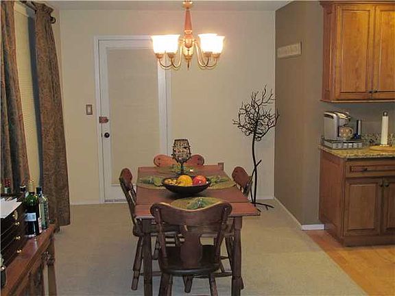 4th image of 462 Sierra Vista Ln