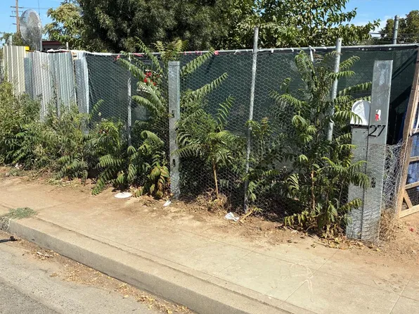 27 E Whitesbridge Ave, Fresno, CA 93706