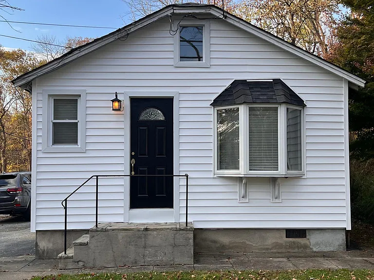 32 Lakeview Ter — Photo 1