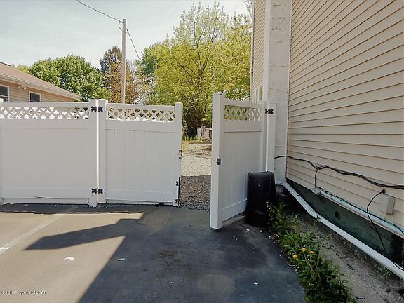 Vinyl privacy fencing