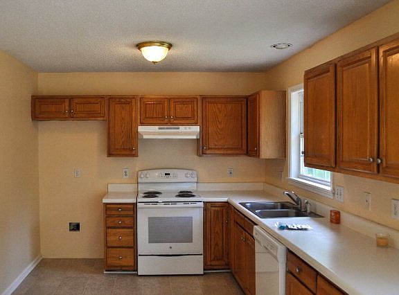 3rd image of 125 Penstomen Blvd