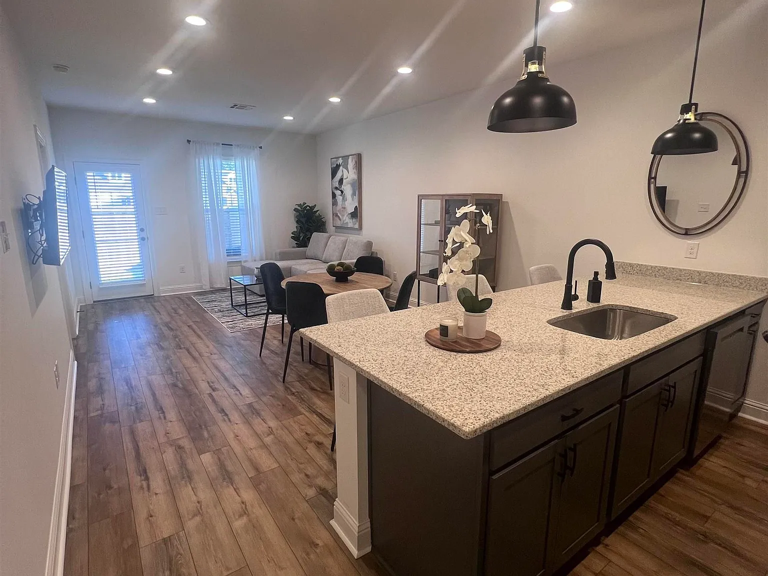 3 bed, 1124 sqft, $2,100 — Photo 3