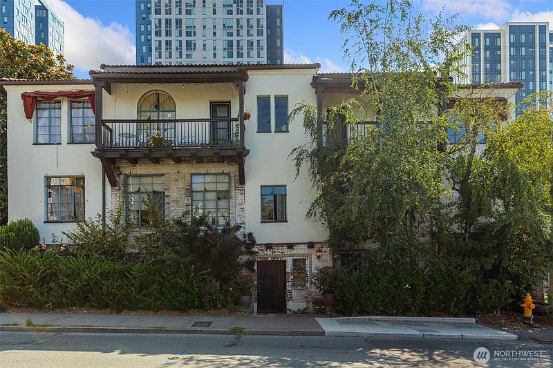 4th image of 4204 11th Avenue NE #17